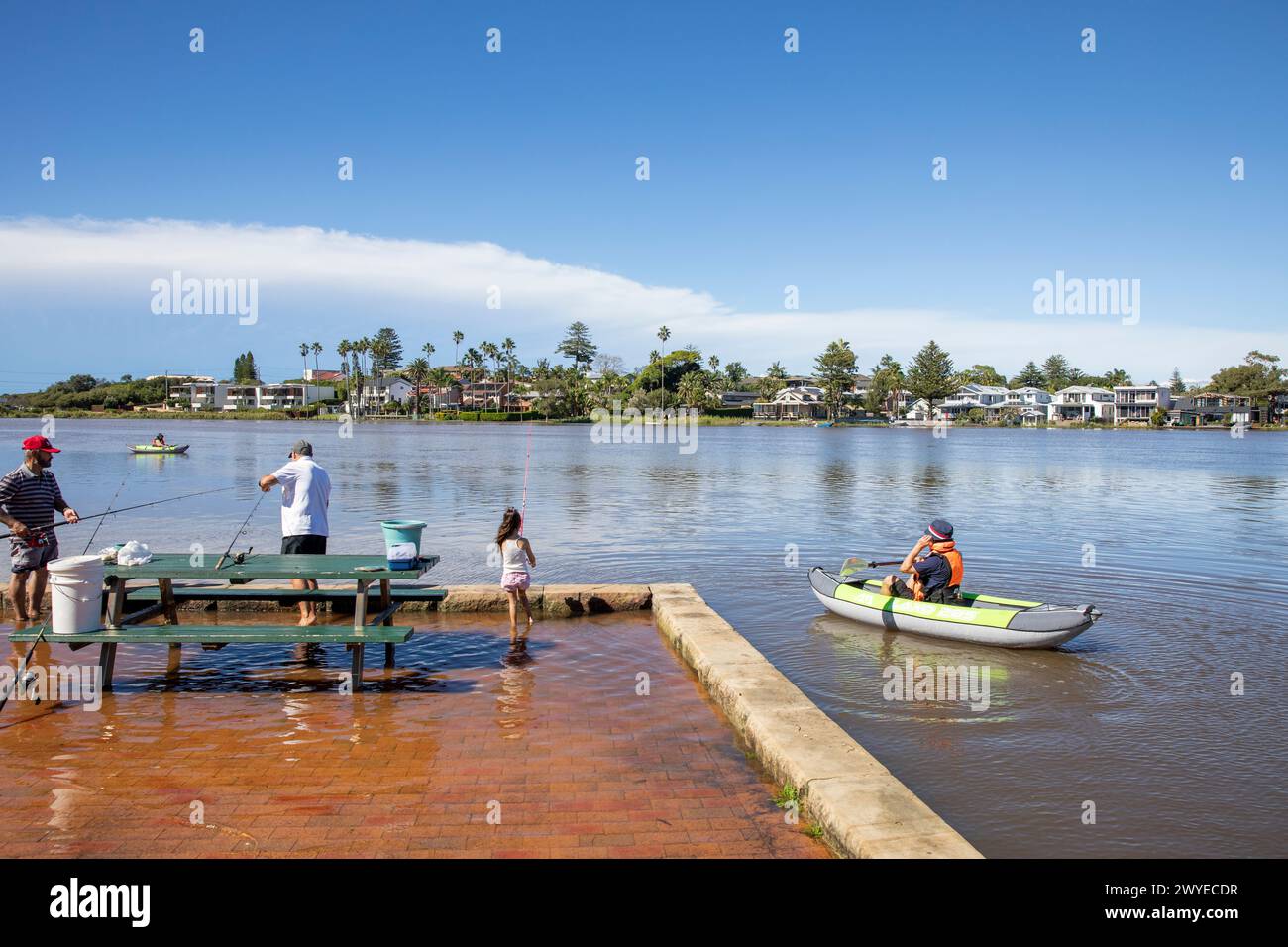 Angeln auf dem See, Familien und Kinder Angeln Fangen von Fischen im Narrabeen Lagune Lake, Sydney, NSW, Australien Stockfoto