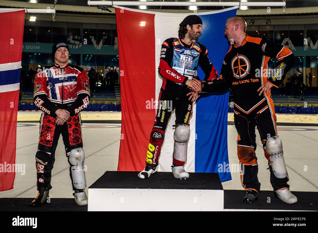 Heerenveen, Niederlande. April 2024. Die Top 3: Jo Saetre aus Norwegen (3.), Jasper Iwema aus den Niederlanden (1.) und Sebastian Reitsma aus den Niederlanden (2.) während des Roelof Thijs Bokaal auf der Eislaufbahn Thialf, Heerenveen, Niederlande am Freitag, den 5. April 2024. (Foto: Ian Charles | MI News) Credit: MI News & Sport /Alamy Live News Stockfoto