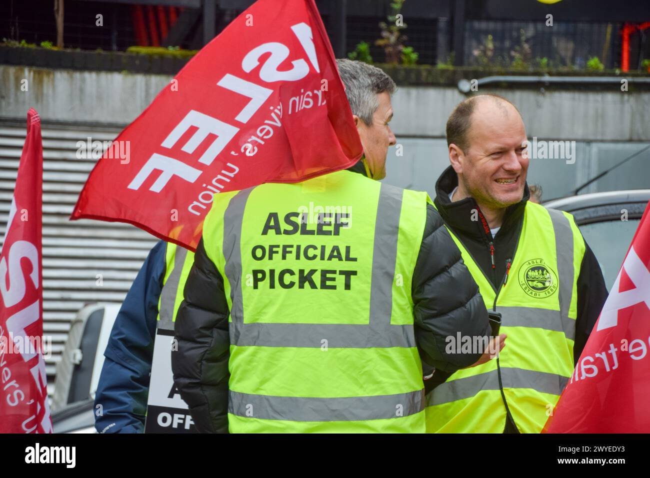 London, Großbritannien. April 2024. Die gewerkschaft der ASLEF-Triebfahrzeugführer vor dem Bahnhof Euston, während sie eine neue Runde von Streiks über die Bezahlung veranstalten. Quelle: Vuk Valcic/Alamy Live News Stockfoto