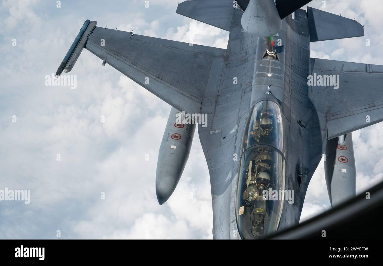 Eine F-16 der Republik Singapur wird von einer Washington Air National Guard KC-135 Stratotanker während des Cope Tiger 2024 betankt Stockfoto