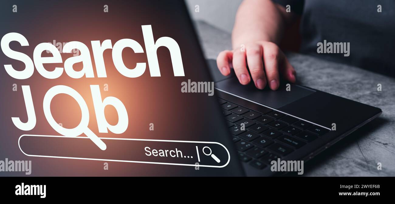 Banner einer Frau, die mit einem Laptop Arbeitsmöglichkeiten online mit der App für die Stellensuche durchsucht. Rekrutierungskonzept. Job im Internet suchen. Stockfoto