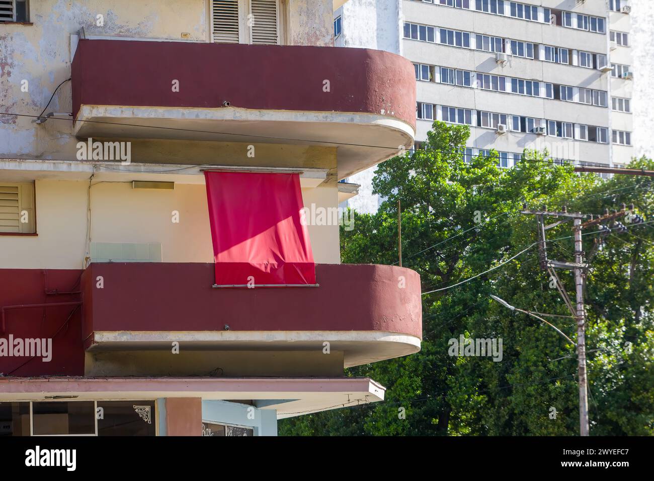 Sonnenschutz mit rotem Tuch, Balkon bauen, in Havanna, Kuba Stockfoto