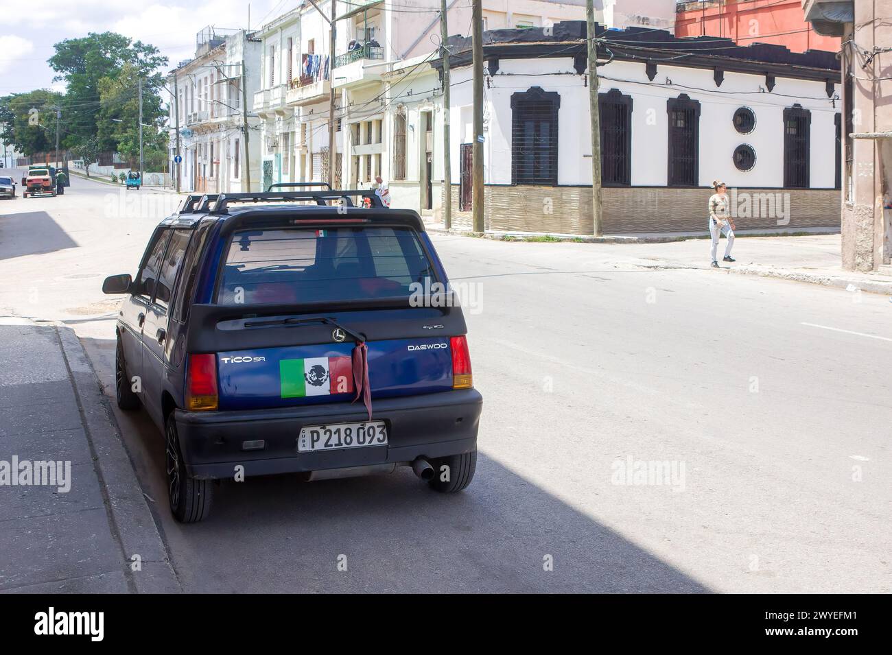 Kleinwagen mit ausländischer Flagge in Havanna, Kuba Stockfoto