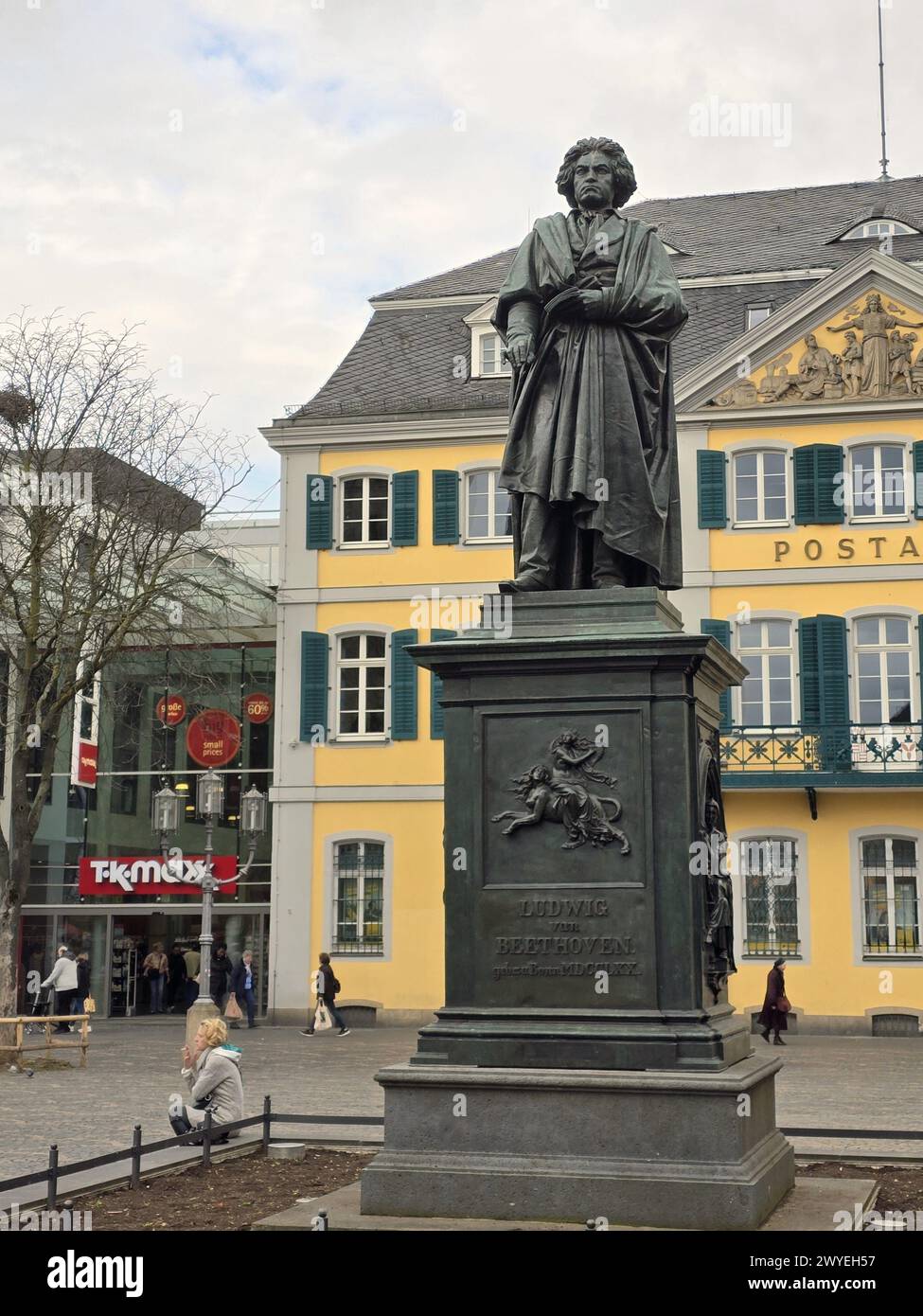 Das Beethoven-Denkmal, eine Statue des großen deutschen Komponisten Ludwig van Beethoven vor dem Postamt in Bonn Stockfoto