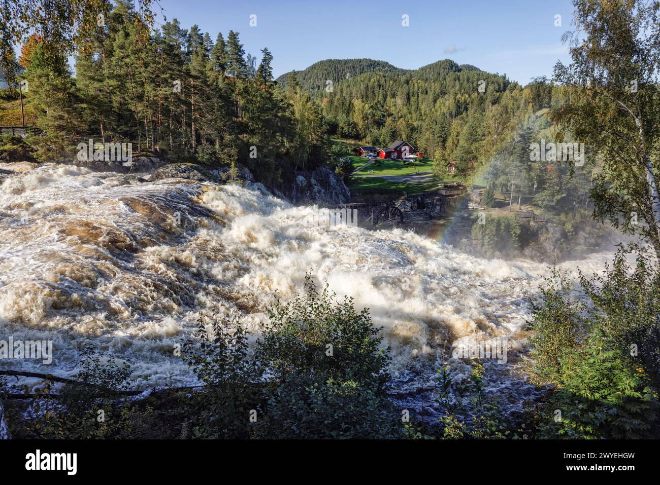 Haugfossen Wasserfall und Haugfosstråkka am Fluss Simoa bei Blaafarvevaeket und Kobaltmine, Åmot, Modum, Buskerud Stockfoto