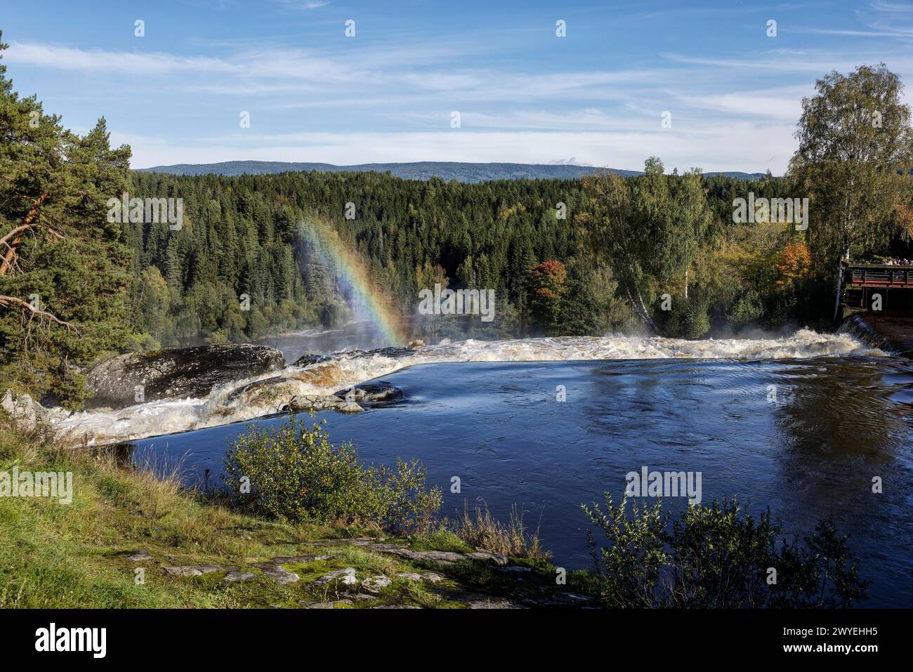Haugfossen Wasserfall Regenbogen und Haugfosstråkka am Fluss Simoa bei Blaafarvevaeket und Kobaltmine, Åmot, Modum, Buskerud Stockfoto