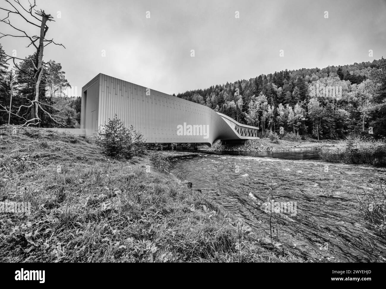 The Twist in Kistefos Industrie- und Skulpturenpark für zeitgenössische Kunst in einer Zellstofffabrik, einem Wasserkraftwerk, dem Fluss Randselva, Jevnaker, Akershus, Norwegen Stockfoto