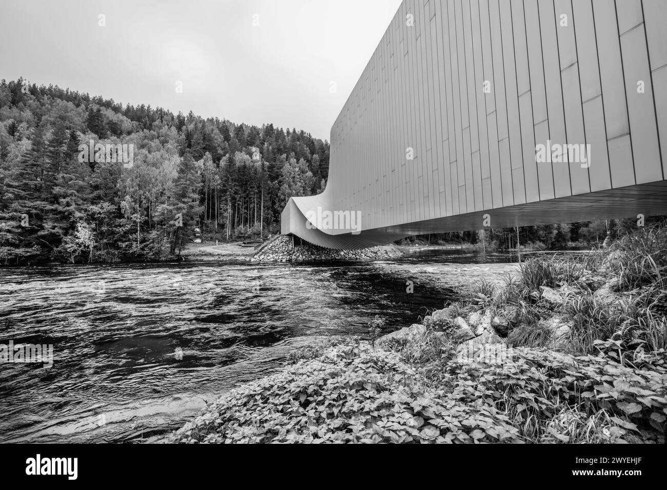 The Twist in Kistefos Industrie- und Skulpturenpark für zeitgenössische Kunst in einer Zellstofffabrik, einem Wasserkraftwerk, dem Fluss Randselva, Jevnaker, Akershus, Norwegen Stockfoto