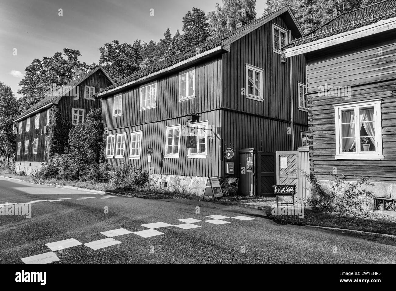 Alte Eisenarbeiter Holzhäuser in Bråtagata, in der alten Eisenwerkstadt Eidsfoss, Gemeinde Holmestrand, Vestfold, Norwegen Stockfoto