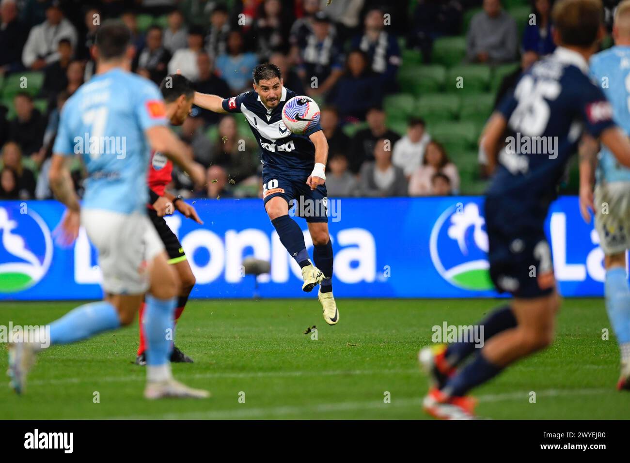 MELBOURNE, AUSTRALIEN. April 2024. Im Bild: Bruno Fornaroli (10) von Melbourne Victory in Aktion während des A-Liagues-Soccer, Melbourne Victory FC gegen Melbourne City FC im AAMI Park. Quelle: Karl Phillipson/Alamy Live News Stockfoto