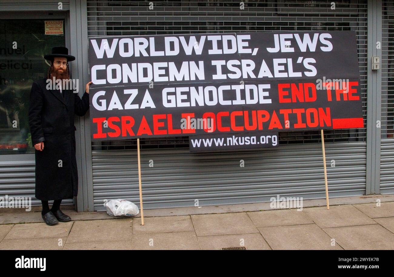 Ein jüdischer Mann mit einem Banner, das den Krieg in Gaza am Al Quds Day verurteilt, während die Leute sich auf den Marsch in die Downing Street vorbereiten. Stockfoto