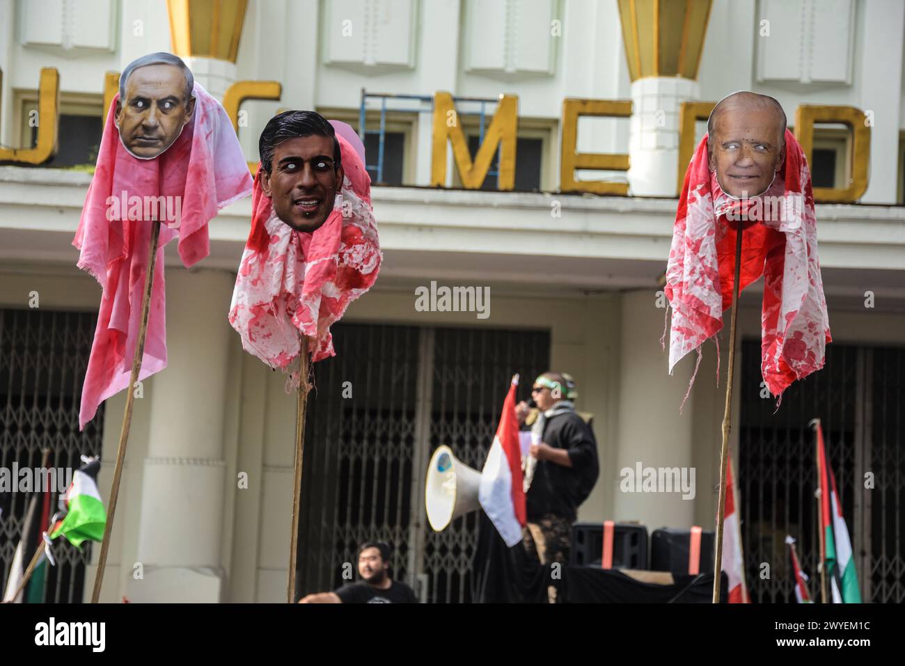 Indonesische Muslime halten Fotos von US-Präsident Joe Biden, dem britischen Premierminister Rishi Sunak und dem israelischen Premierminister Benjamin Netanjahu während der Demonstration zum Internationalen Al-Quds-Tag vor dem Merdeka-Gebäude in Bandung. Am 16. August 1979, nach dem brutalen Angriff des israelischen Zionistischen Regimes auf die Al-Aqsa-Moschee und der Bombardierung des Südlibanon durch israelische Truppen, hat Imam Khomeini (RA), der Oberste Führer der Islamischen Republik Iran, er hat alle Muslime in der Welt eingeladen, das unterdrückte palästinensische Volk zu verteidigen, indem er jeden Tag den letzten Freitag des heiligen Monats Ramadan nennt Stockfoto