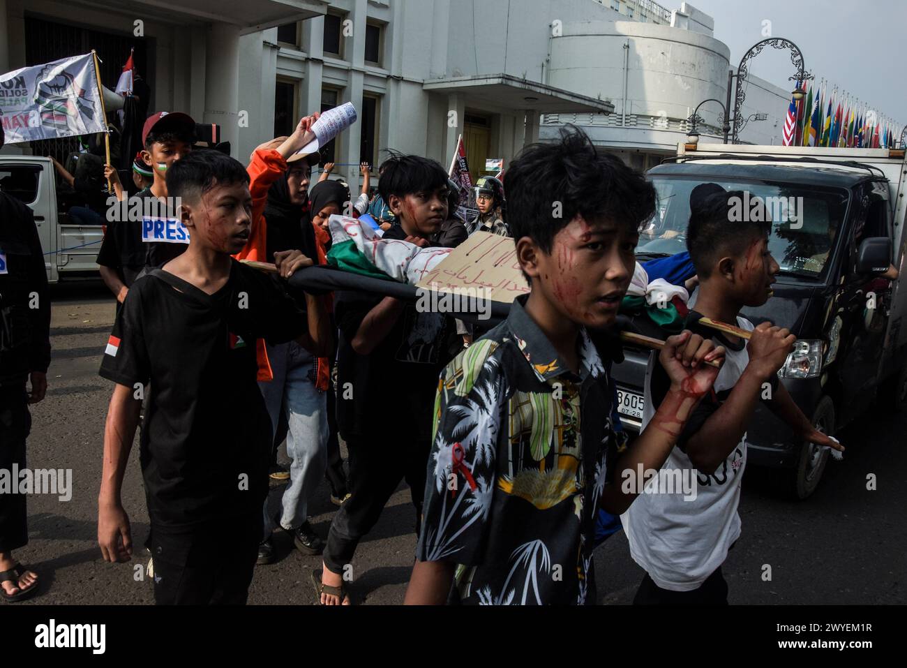 Die Demonstranten gingen mit Tragen, die Nachbildungen von Leichen enthielten, die als Palästinenser interpretiert wurden, die infolge eines Angriffs von Israel während der Demonstration des Internationalen Al-Quds-Tages vor dem Merdeka-Gebäude in Bandung starben. Am 16. August 1979, nach dem brutalen Angriff des israelischen Zionistischen Regimes auf die Al-Aqsa-Moschee und der Bombardierung des Südlibanon durch israelische Truppen, hat Imam Khomeini (RA), der Oberste Führer der Islamischen Republik Iran, er forderte alle Muslime auf der Welt auf, das unterdrückte palästinensische Volk zu verteidigen, indem er jeden Tag den letzten Freitag des heiligen Mondes nannte Stockfoto