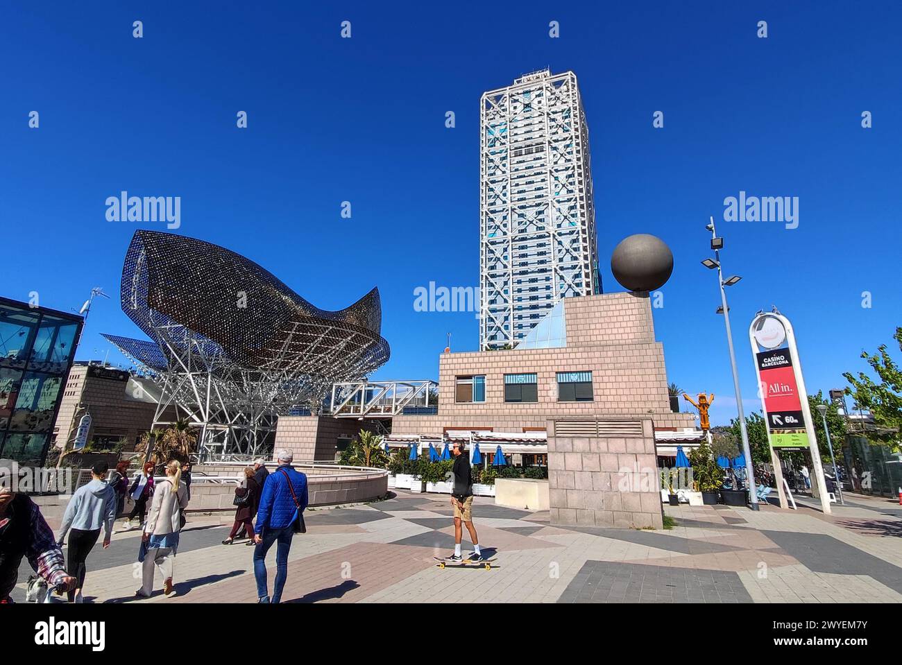 Barcelona: Hotel Arts und Skulptur „Goldener Fisch“ von Frank Gehry im Olympischen Hafen Stockfoto