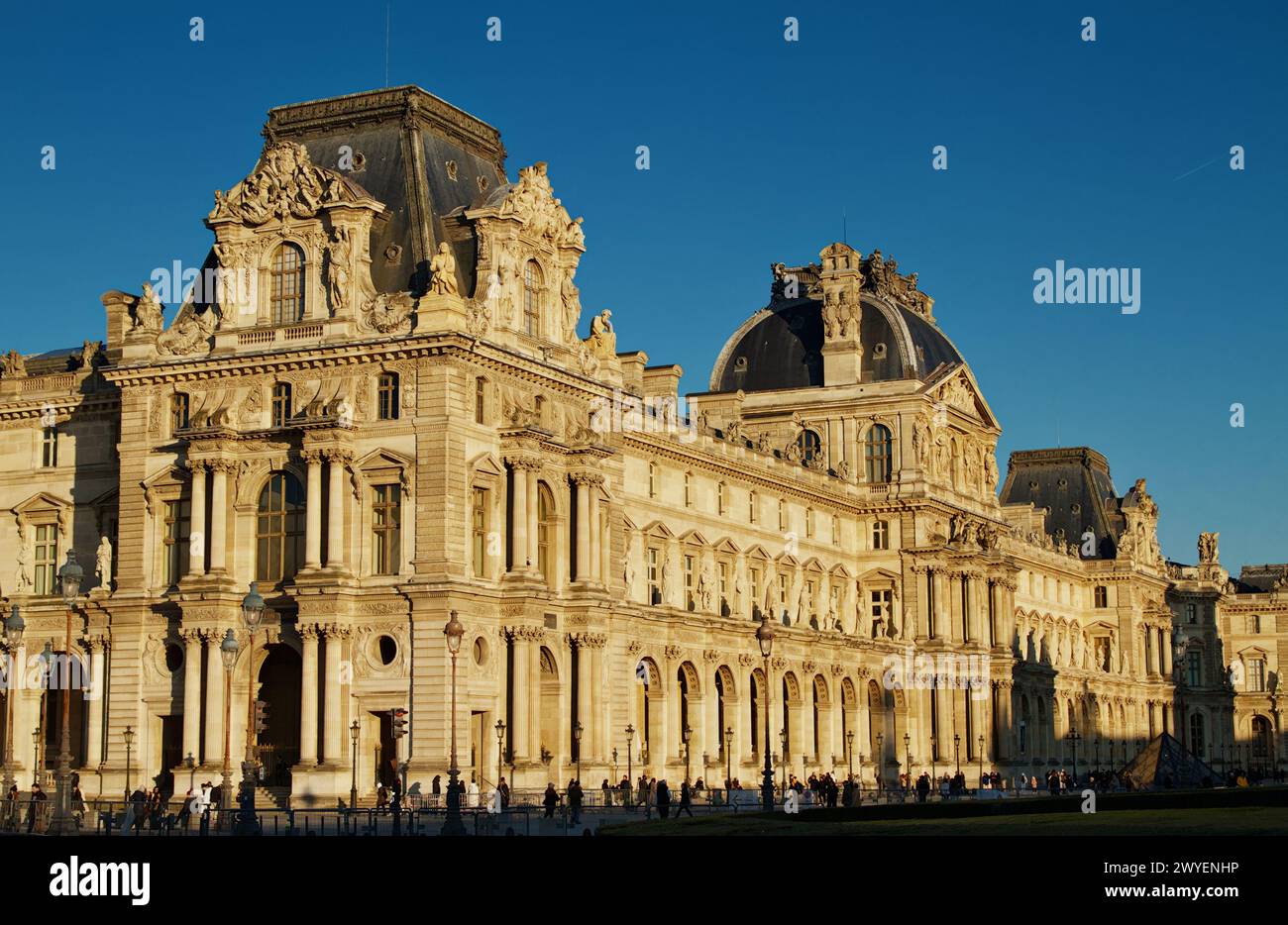 Nordseite Des Cour Napoleon, Richelieu Flügel Des Louvre Palace Kunstmuseum Bei Sonnenuntergang Während Der Goldenen Stunde, Paris Frankreich Stockfoto