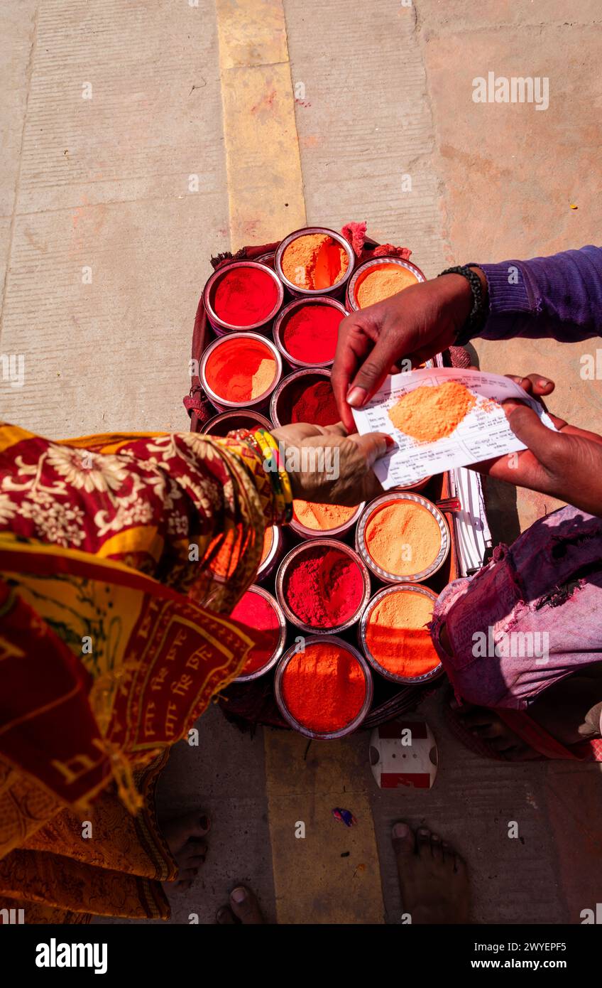 Farbenfrohes Zinnoberrot, das morgens zum Verkauf an einem heiligen Ort im Straßenladen aufbewahrt wird Stockfoto
