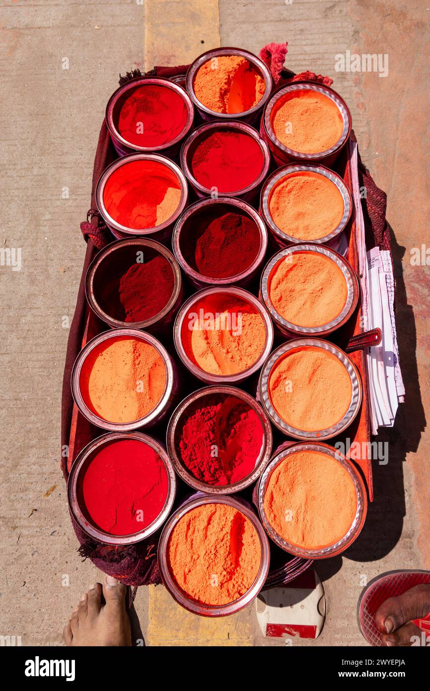 Farbenfrohes Zinnoberrot, das morgens zum Verkauf an einem heiligen Ort im Straßenladen aufbewahrt wird Stockfoto