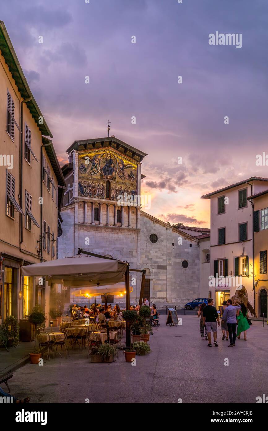 Lucca, Italien - 29. Juli 2023: Die Basilika San Frediano , eine romanische Kirche in Lucca, Italien, befindet sich auf der Piazza San Frediano - Lucca, Toskana, IT Stockfoto