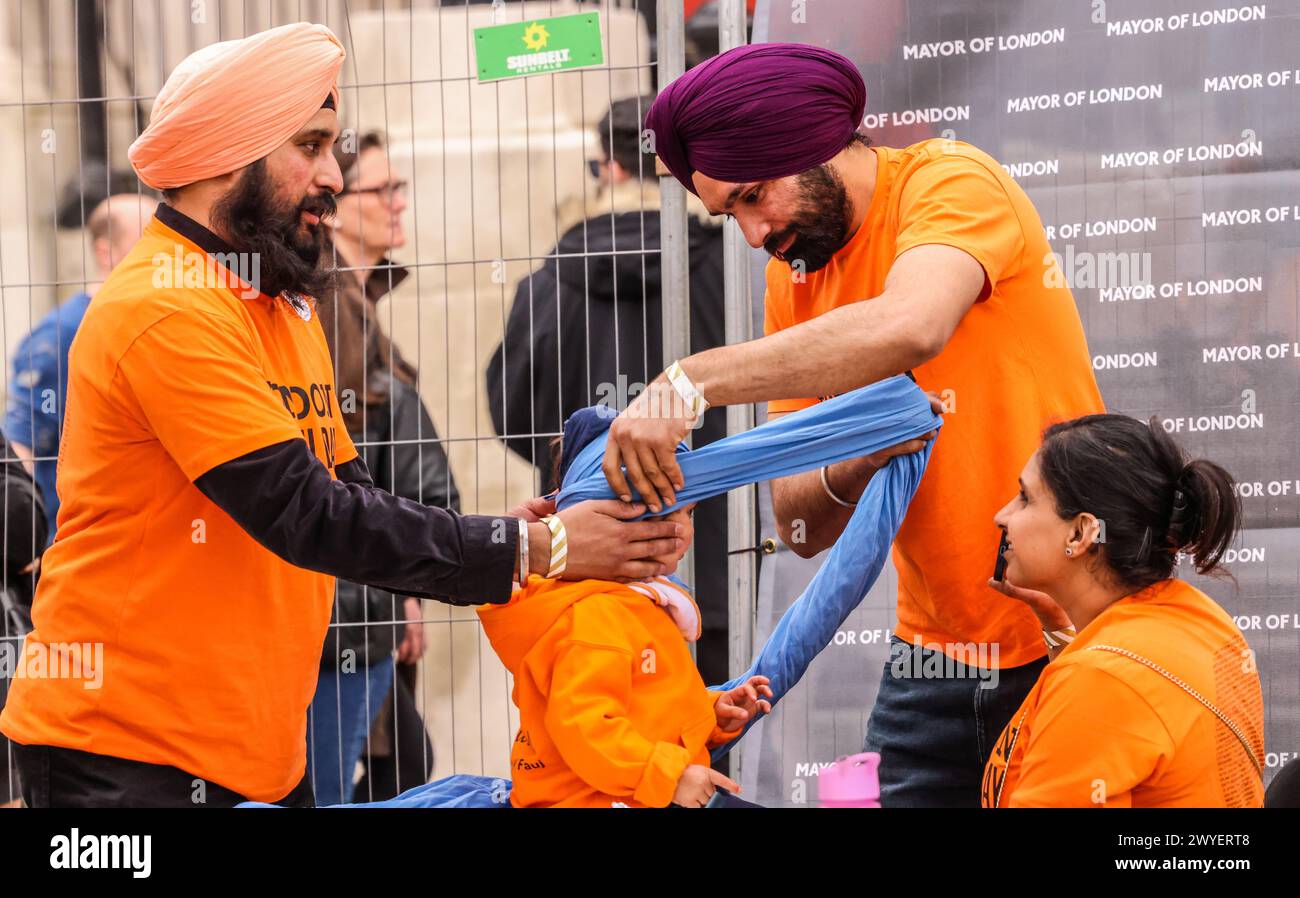 TrafalgarSquare 06 April 2024 die Sikh Neujahrsfeiern auf dem Trafalgar Square.Vaisakhi, Ein Baby, das einen Turban auf den Vaisakhi Feiern auf dem Trafalgar Square hat ePaul Quezada-Neiman/Alamy Live News Credit: Paul Quezada-Neiman/Alamy Live News Stockfoto