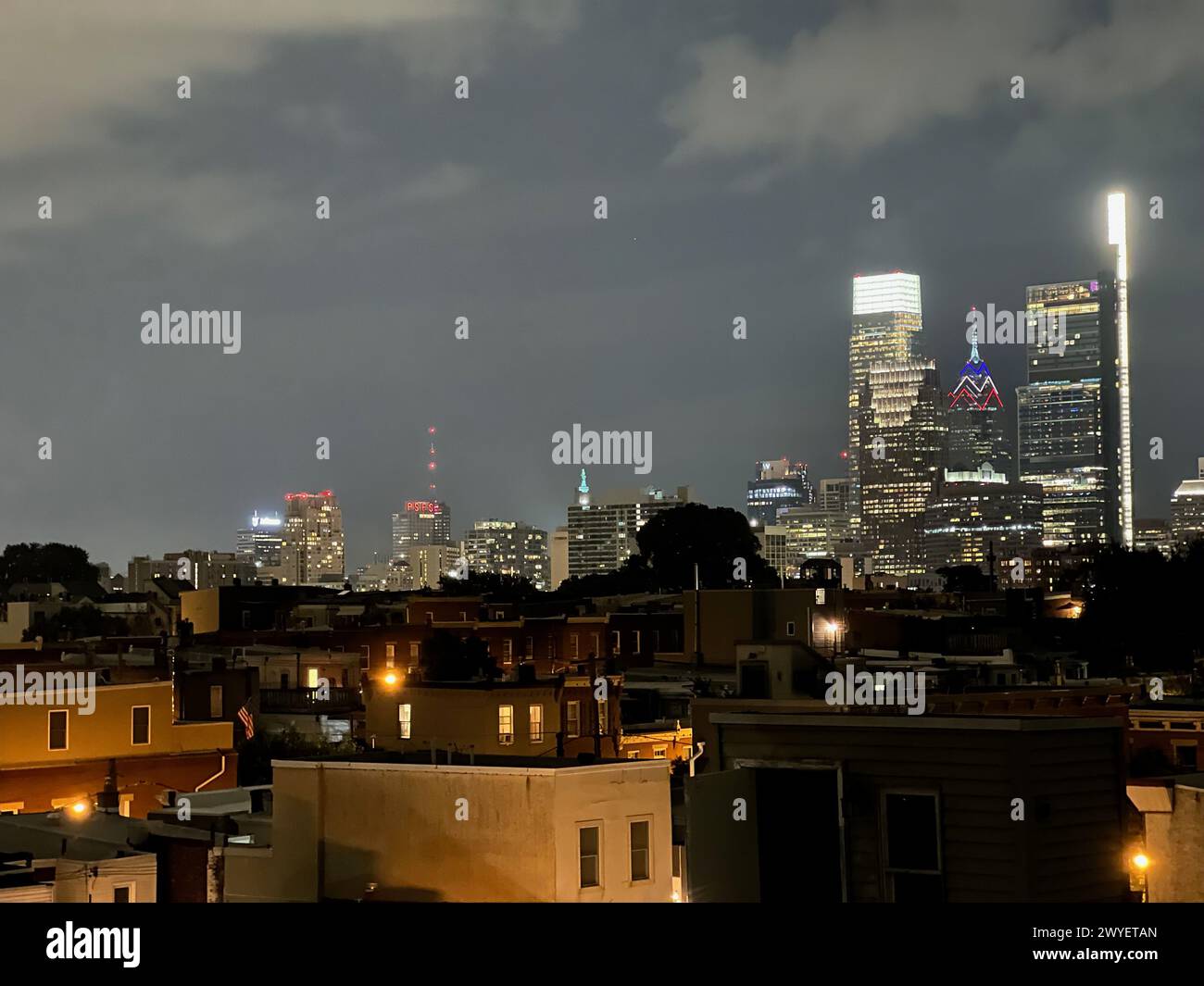 Die Skyline von Philadelphia leuchtet nach Einbruch der Dunkelheit, wie man sie vom Stadtviertel Fairmount aus sehen kann. Stockfoto