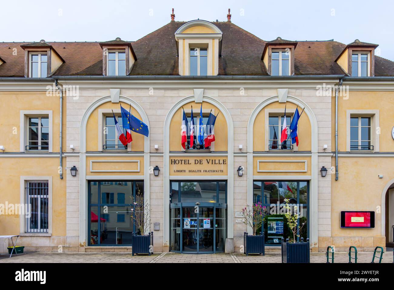 Außenansicht des Rathauses von Verrières-le-Buisson, einer französischen Gemeinde des Départements Essonne, in der Region Ile-de-France, südwestlich von Paris Stockfoto