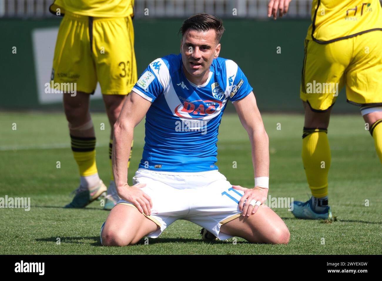 Brixia, Italien. April 2024. Enttäuschung von Gabriele Moncini vom Brescia Calcio FC während des italienischen Fußballspiels der Serie B zwischen Brescia Calcio FC und Pisa SC 1909 im Mario Rigamonti Stadion am 6. April 2024 in Brixia, Italien. Quelle: Unabhängige Fotoagentur/Alamy Live News Stockfoto