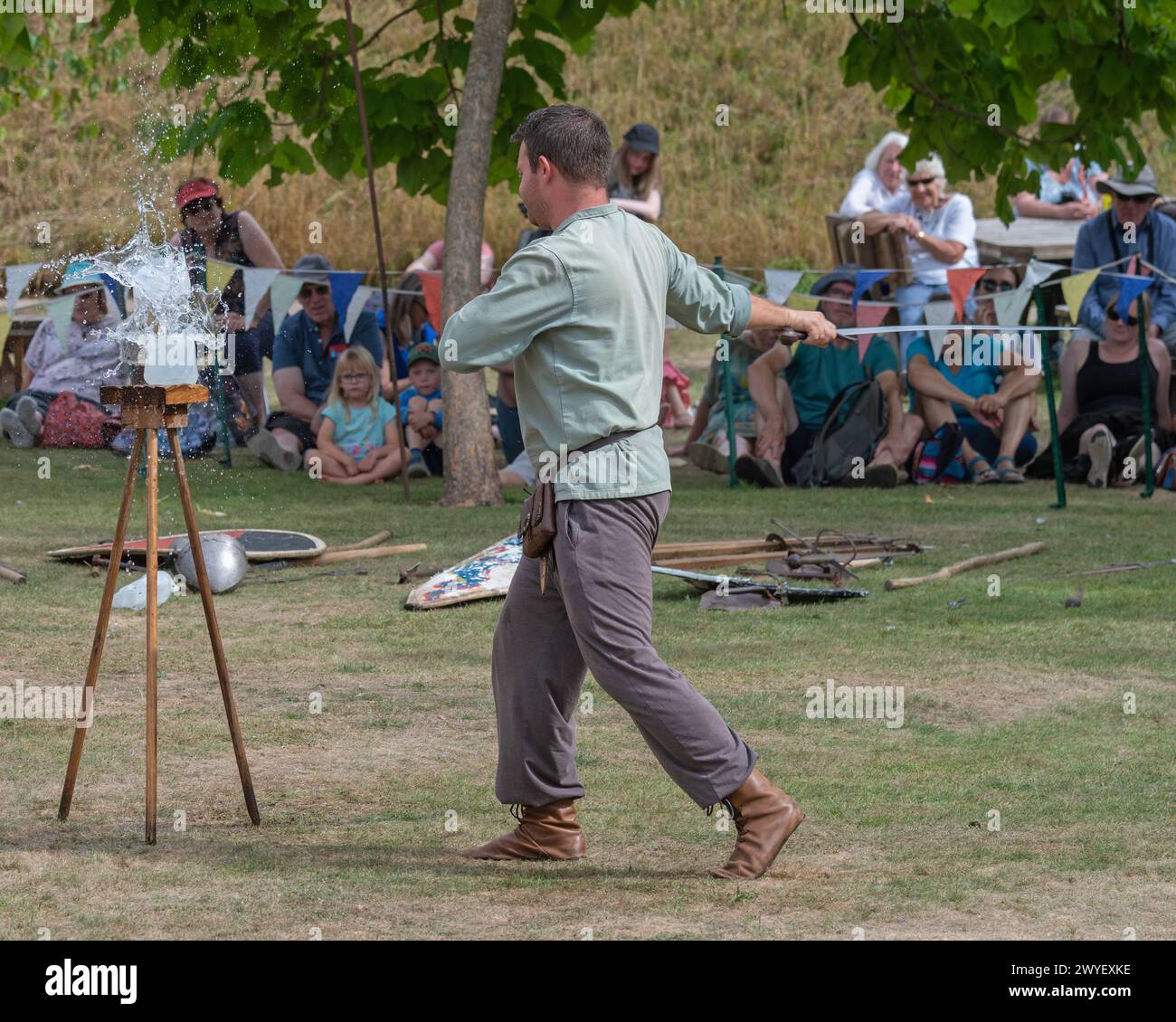 Darsteller aus der Bowlore-Truppe in mittelalterlichen Kostümen in ihrem Lager für die lebende Geschichte im Bishops Palace, Wells, Somerset, England, Großbritannien, 2022 Stockfoto
