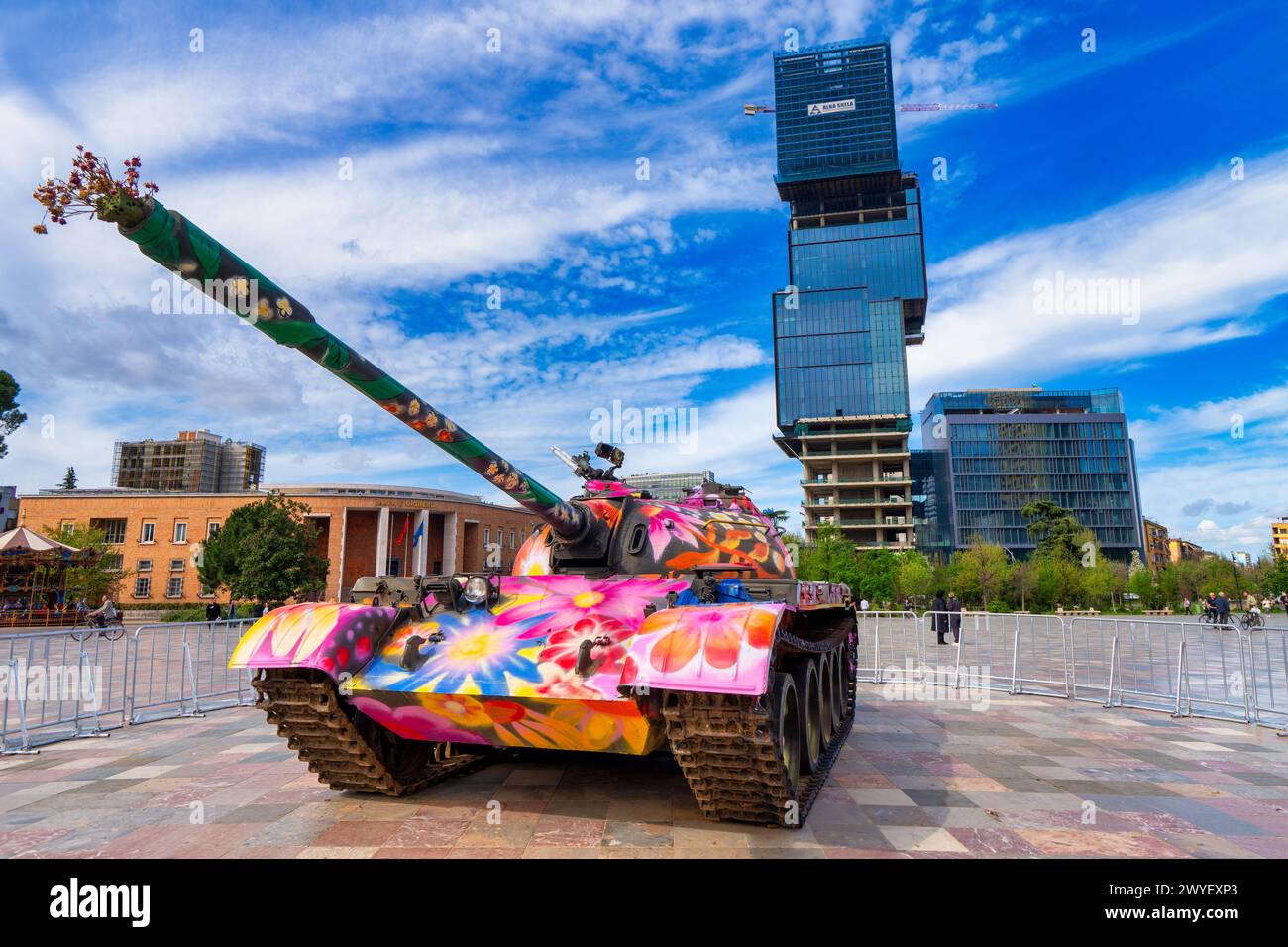 Bild einer künstlerischen Darstellung eines Kriegspanzers auf dem Skanderbeg-Platz in Tirane Albanien Stockfoto