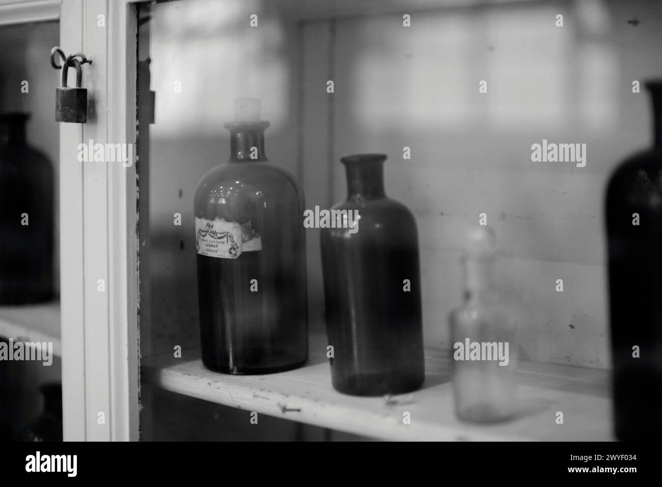 Alte Flaschen in einem Schrank in der Parfümerie Molinard in Grasse, Provence-Alpes-Côte d'Azur, Frankreich Stockfoto