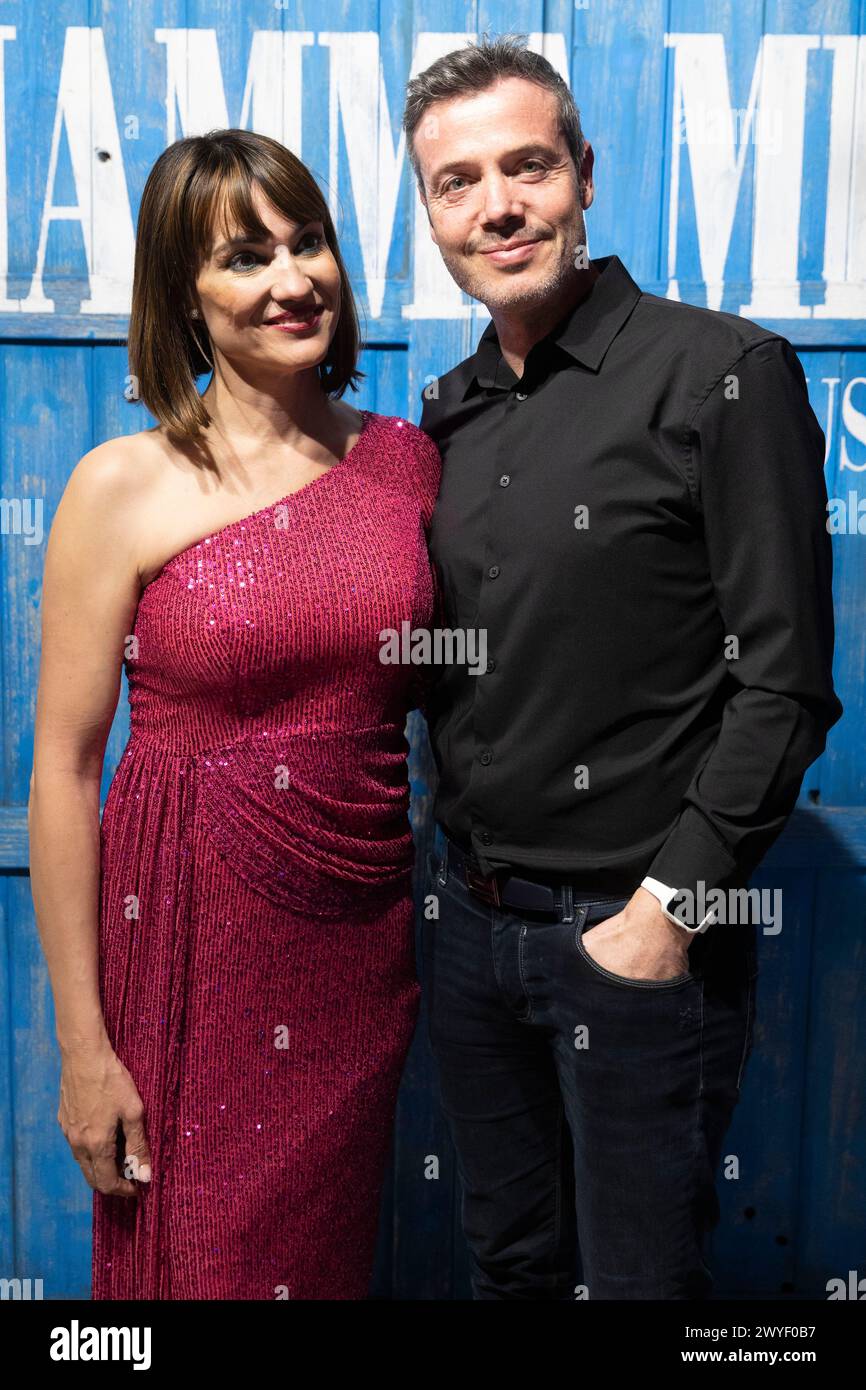 Madrid, Spanien. April 2024. Irene Villa und Juan Pablo Lauro nehmen am Fotocall „Mamma Mia, das Musical, 25 Jahrestag“ im Theater Rialto in Madrid Teil. Quelle: SOPA Images Limited/Alamy Live News Stockfoto
