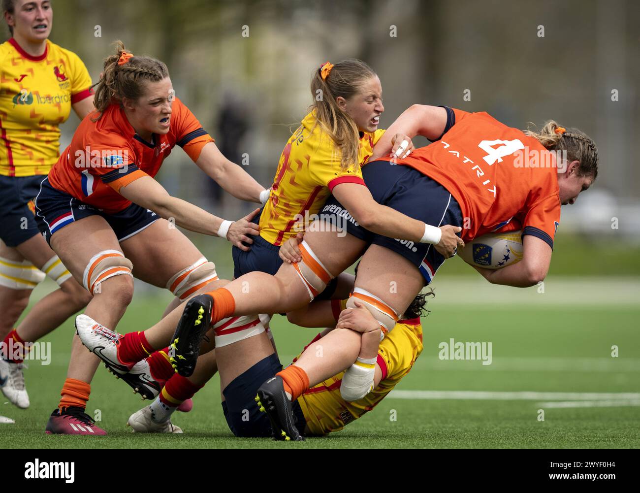 AMSTERDAM: Rugby-Star Esmee Ligtvoet (L) und Inger Jongerius aus Oranje während des Spiels gegen Spanien in der Rugby-Europameisterschaft 2024. Der Gewinner des Spiels wird zum Europameister 2024 gekrönt. ANP-SCHLEIFMASCHINE KONING Stockfoto