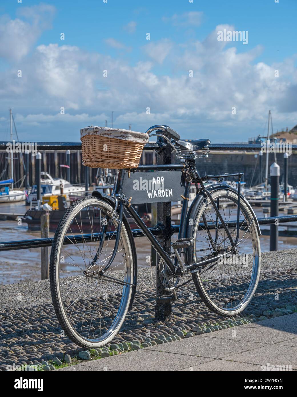 Ein ARP Wardens-Fahrrad stand während der WSR 40er und des Watchet Home Front Weekend gegen Geländer von Watchet Marina Watchet, Somerset, England, Großbritannien Stockfoto