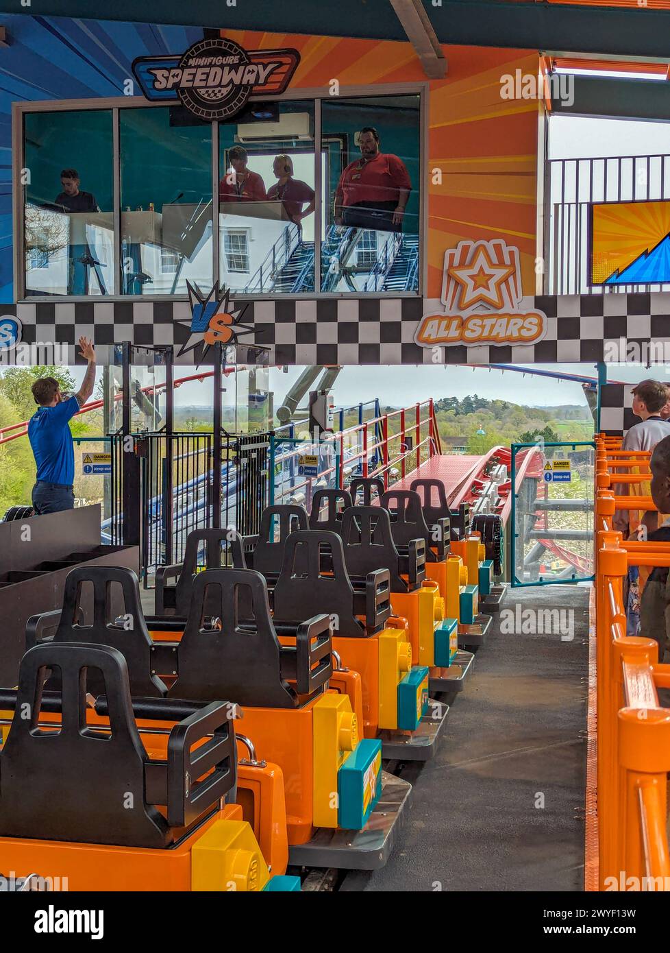 Windsor, Großbritannien. April 2024. Die Einführung einer neuen duellierenden Achterbahn, Minifigur Speedway, in Legoland Windsor. Autor: Thomas Faull/Alamy Live News Stockfoto