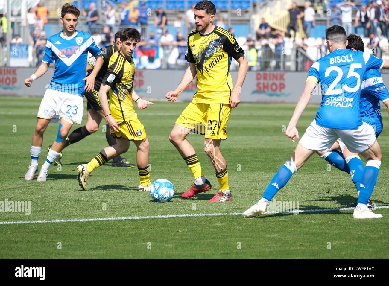 Brixia, Italien. April 2024. Mattia Valoti vom Pisa Sporting Club 1909 während des italienischen Fußball-Meisterschaftsspiels der Serie B zwischen Brescia Calcio FC und Pisa SC 1909 im Mario Rigamonti Stadion am 6. April 2024 in Brixia, Italien. Quelle: Unabhängige Fotoagentur/Alamy Live News Stockfoto