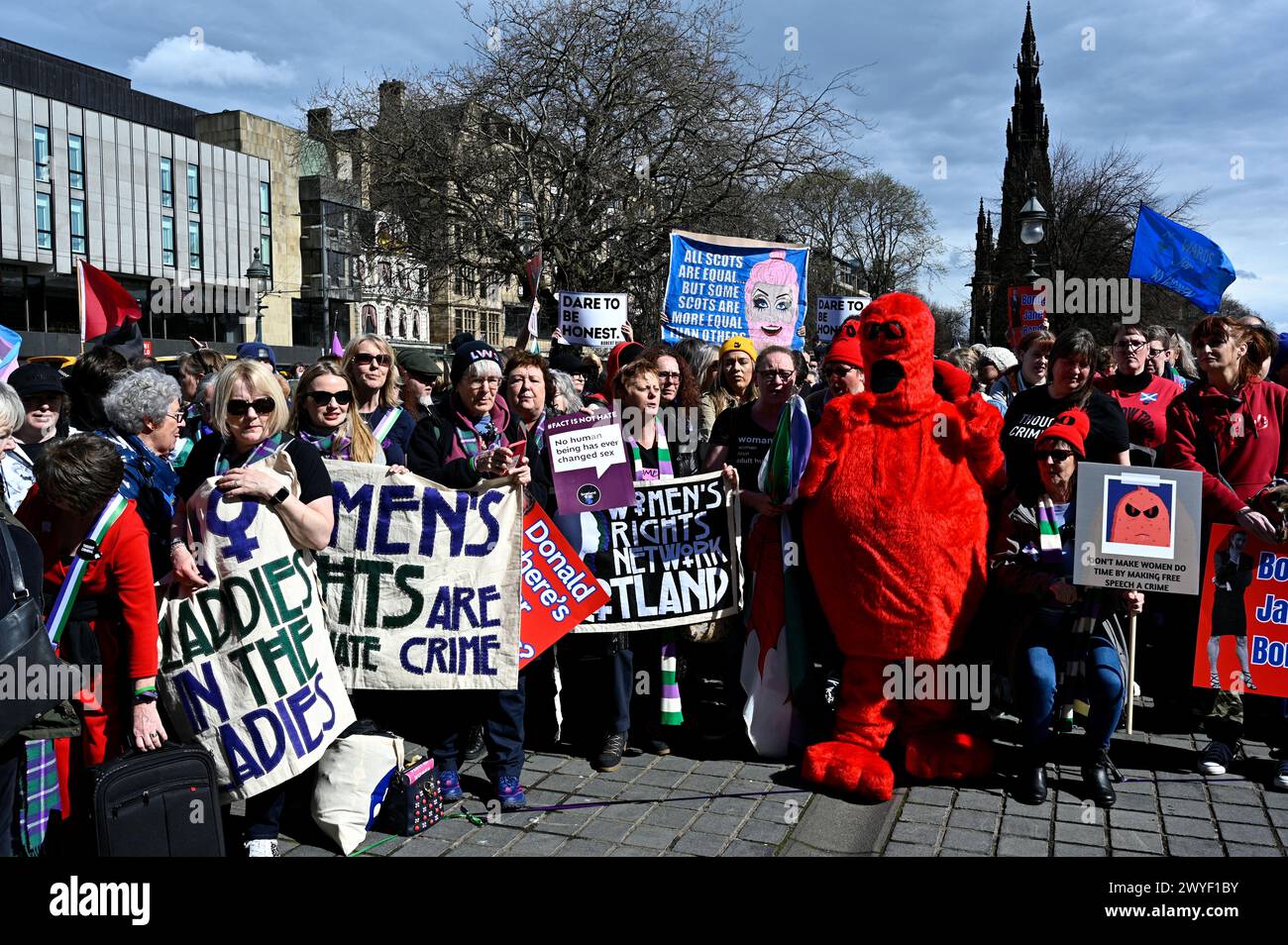 Edinburgh, Schottland, Großbritannien. April 2024. Lassen Sie Frauen sprechen, sich für Frauenrechte einzusetzen. Demonstration im Hügel mit Kellie-Jay Keen aka Posie Parker. Quelle: Craig Brown/Alamy Live News Stockfoto