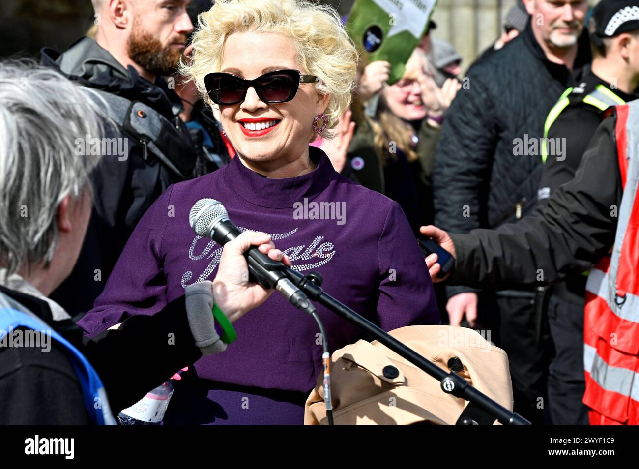 Edinburgh, Schottland, Großbritannien. April 2024. Lassen Sie Frauen sprechen, sich für Frauenrechte einzusetzen. Demonstration im Hügel mit Kellie-Jay Keen aka Posie Parker. Die Aktivistin Kellie-Jay Keen, auch bekannt als Posie Parker, spricht die Menge an. Quelle: Craig Brown/Alamy Live News Stockfoto