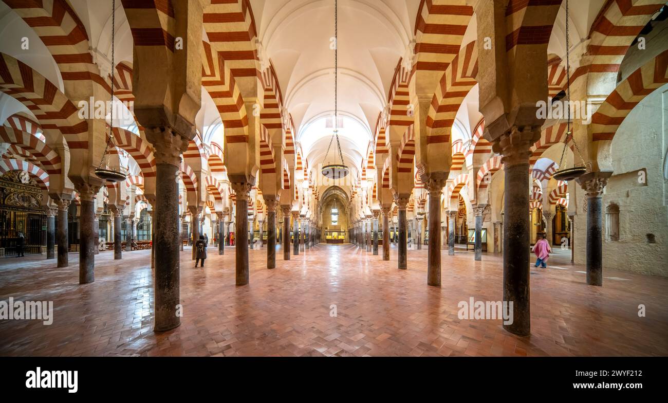 Die berühmten rot-weißen Bögen in der Moschee-Kathedrale von Cordoba. Stockfoto