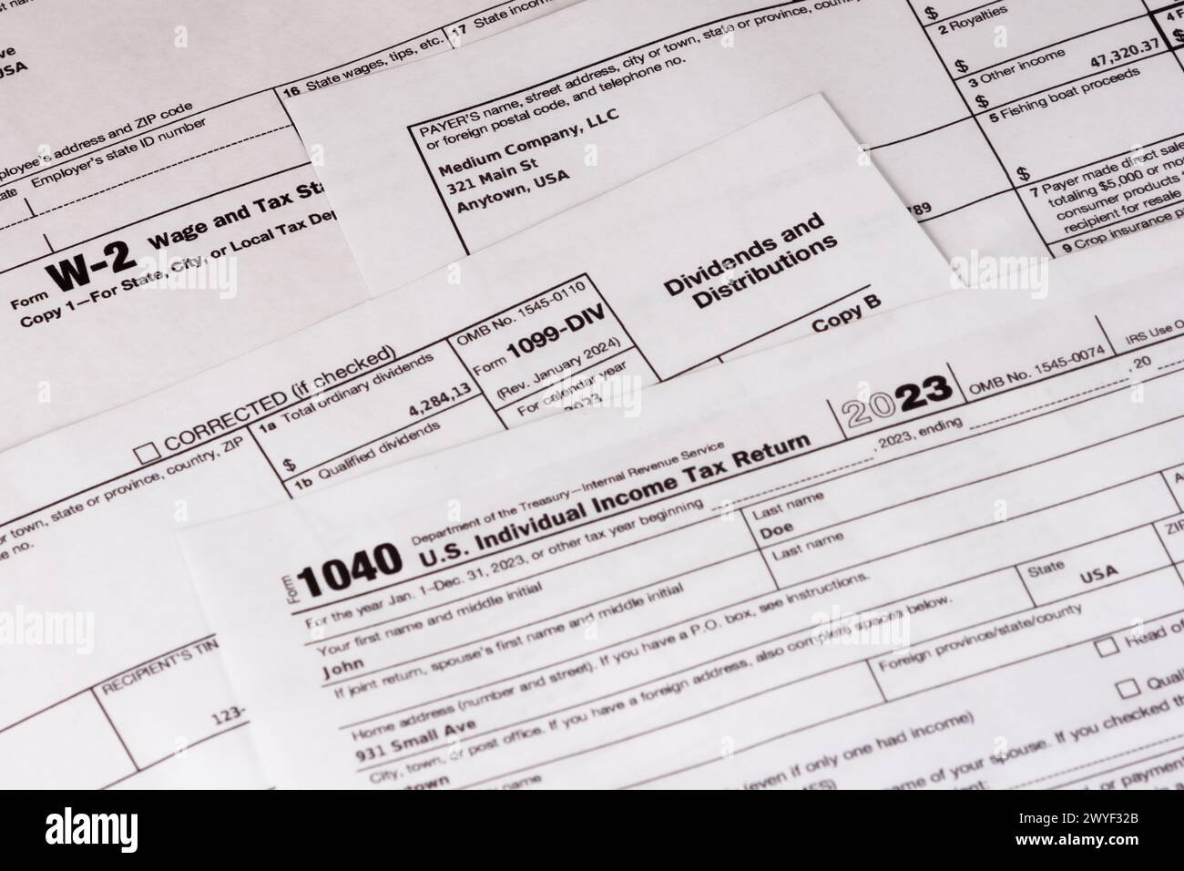 Lombard, IL, USA - 5. April 2024: Verschiedene Steuerformulare der IRS mit gefertigten PII ordentlich angeordnet. Stockfoto