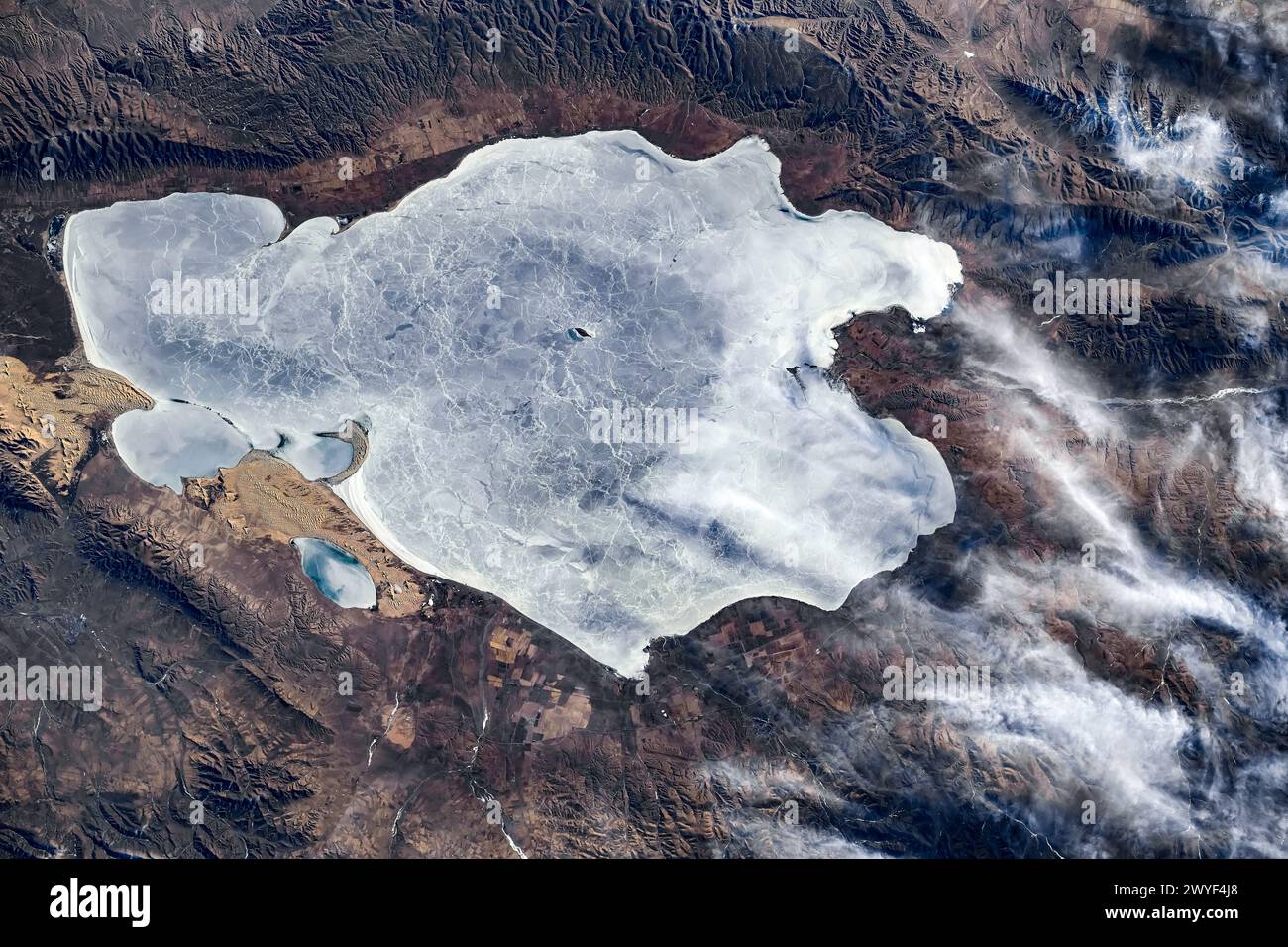 Gefrorener Qinghai-See, China. Digitale Verbesserung eines von der NASA bereitgestellten Bildes Stockfoto