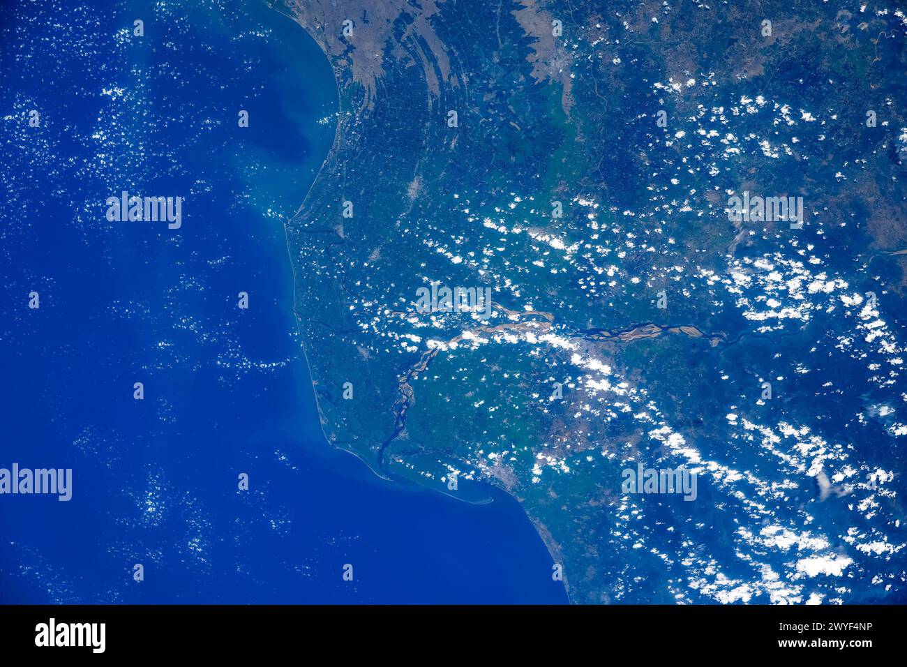 Küstengebiete, Andhra Pradesh, Indien. Digitale Verbesserung eines von der NASA bereitgestellten Bildes Stockfoto