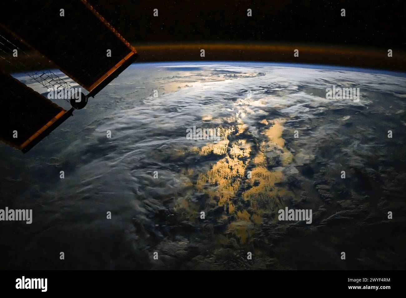 Lichtreflexion über dem Planeten Erde bei Nacht. Digitale Verbesserung eines von der NASA bereitgestellten Bildes Stockfoto