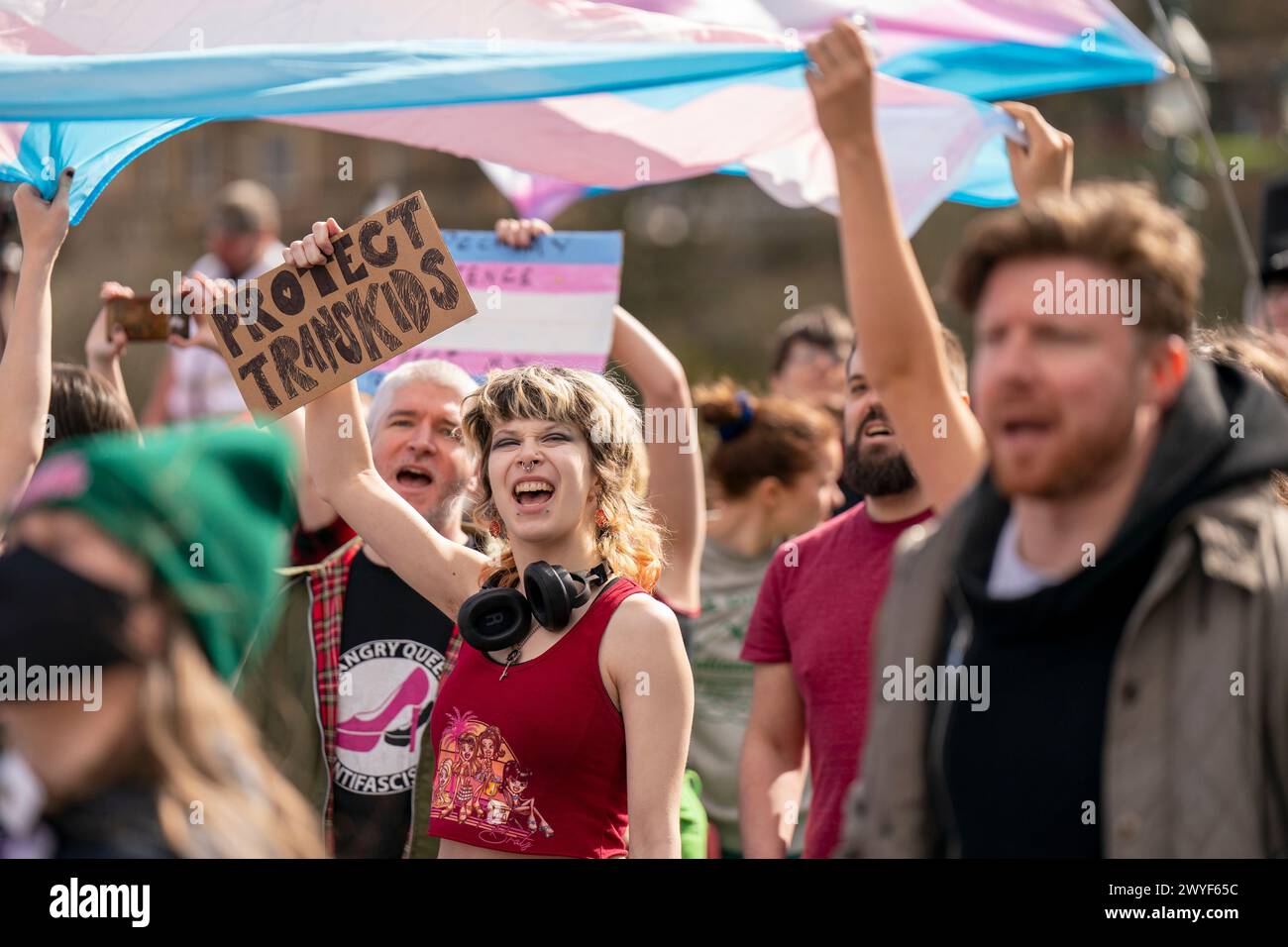 Transgender-Rechte-Gegenprotestoren stören die Let Women Speak-Kundgebung nach dem Hate Crime and Public Order (Scotland) Act, der außerhalb der Royal Scottish Academy in Edinburgh in Kraft tritt. Bilddatum: Samstag, 6. April 2024. Stockfoto