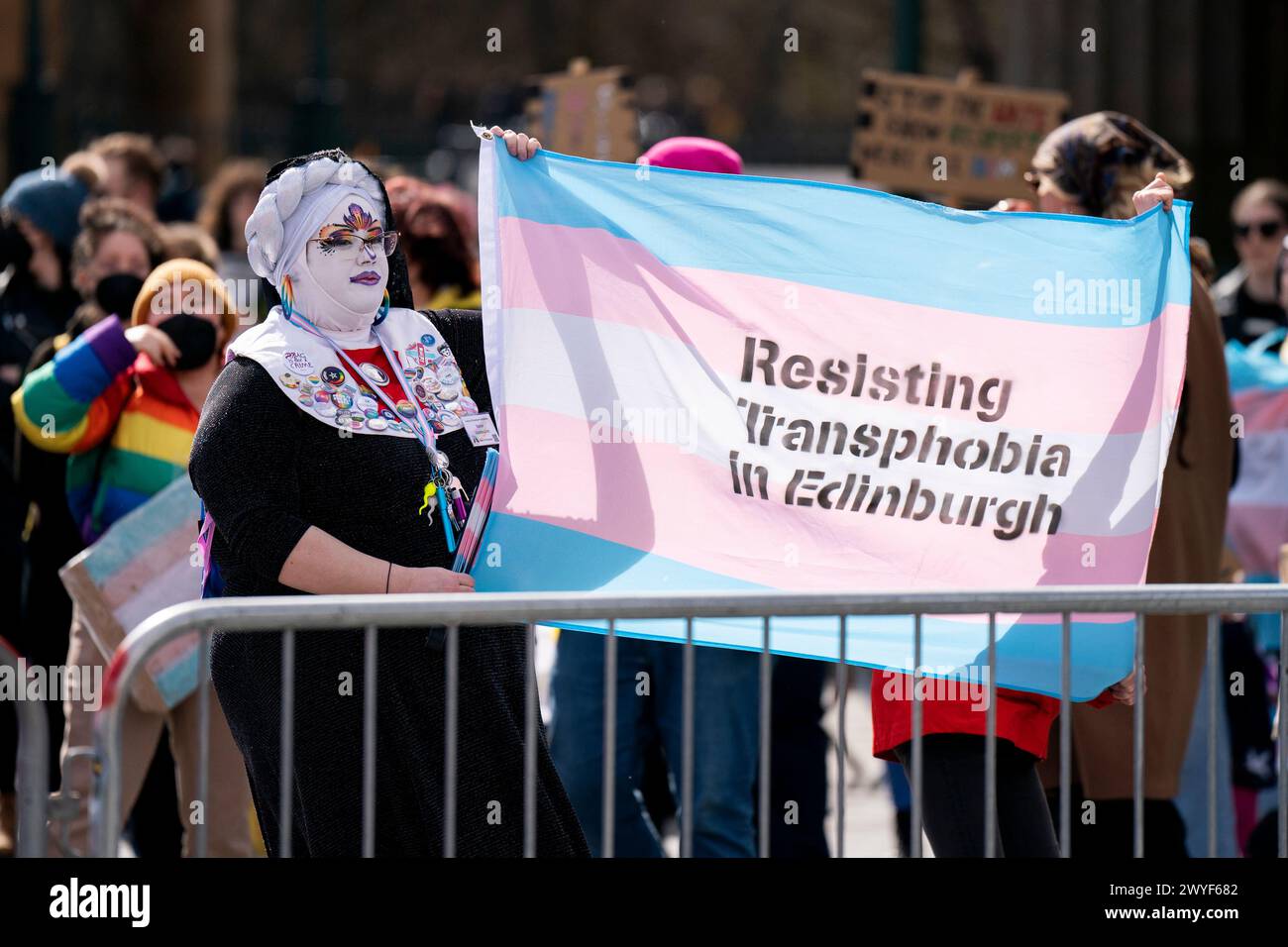 Transgender-Rechte-Gegenprotestoren stören die Let Women Speak-Kundgebung nach dem Hate Crime and Public Order (Scotland) Act, der außerhalb der Royal Scottish Academy in Edinburgh in Kraft tritt. Bilddatum: Samstag, 6. April 2024. Stockfoto