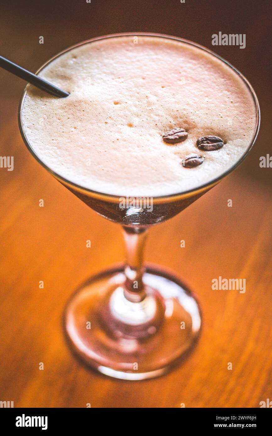 Espresso Martini aus Vodka, kahlua und Espresso, serviert in einem Martini-Glas Stockfoto