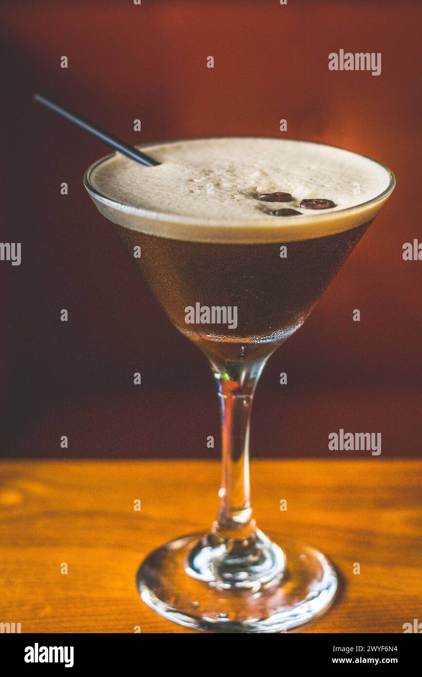 Espresso Martini aus Vodka, kahlua und Espresso, serviert in einem Martini-Glas Stockfoto