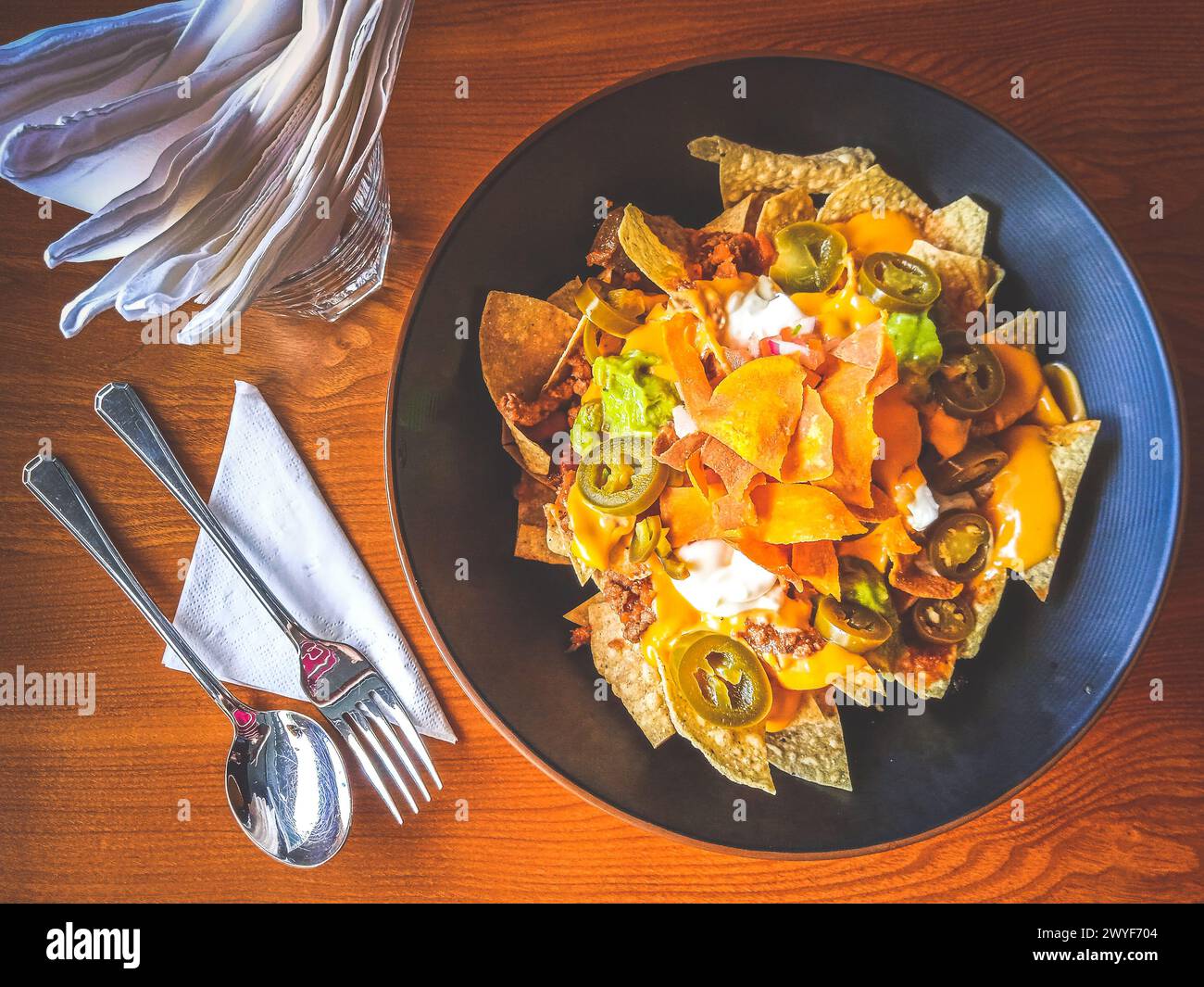 Kallang Wave Vorspeise aus Nachos mit Chili-Rindfleisch, Käse und grünem Pfeffer Stockfoto