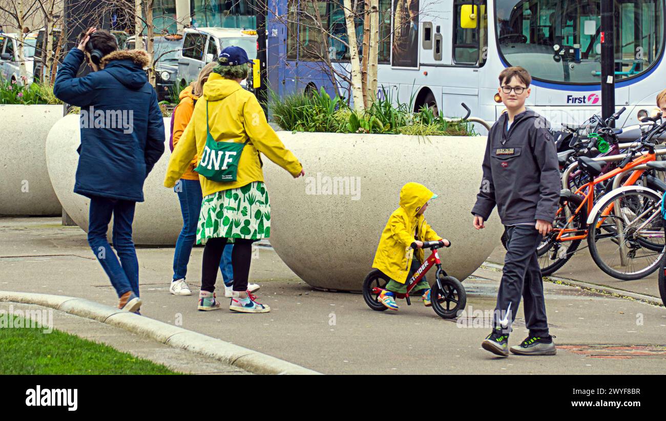 Glasgow, Schottland, Großbritannien. 6h April 2024: Wetter in Großbritannien: Sturm Kathleen Winde und starker Regen trafen Glasweger in der Stadt. Credit Gerard Ferry/Alamy Live News Stockfoto