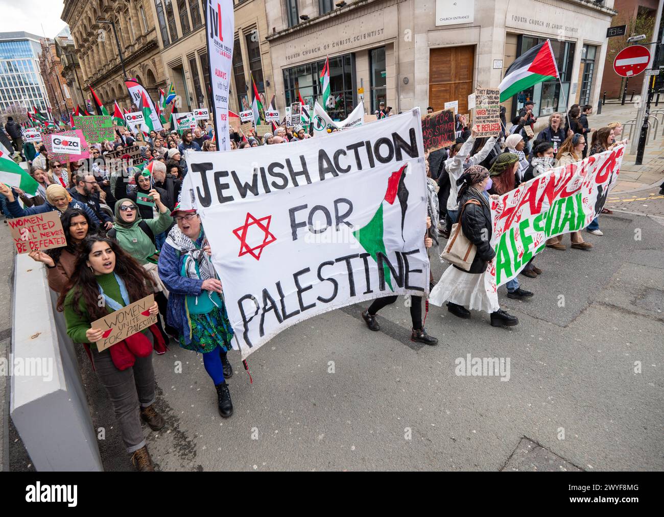 Manchester, Großbritannien. April 2024. Palästina-Anti-Gaza-Konflikt und Pro-Israel-Demstrationen treffen sich in Manchester Central UK auf der Marktstraße. Die Palästinenserdemo begann am Petersplatz und marschierte durch das Stadtzentrum, wo sie die Pro Israel Demonstration auf der Market Street trafen. Wütende Worte wurden mit gegensätzlichen Gesängen ausgetauscht. Die beiden Demonstrationen wurden durch Polizeilinien getrennt. Die pro-Palästina-Demonstration, bei der Mitglieder der jüdischen Gemeinschaft Spruchbänder zur Unterstützung Palästinas trugen, setzte sich durch die Stadt fort und kehrte auf den Petersplatz zurück. Manchester UK Bild: ga Stockfoto