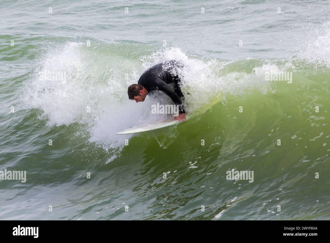 Bournemouth, Dorset, Großbritannien. April 2024. Wetter in Großbritannien: Surfer können die großen Wellen am Bournemouth Beach an einem warmen, sonnigen und windigen Nachmittag optimal nutzen. Quelle: Carolyn Jenkins/Alamy Live News Stockfoto