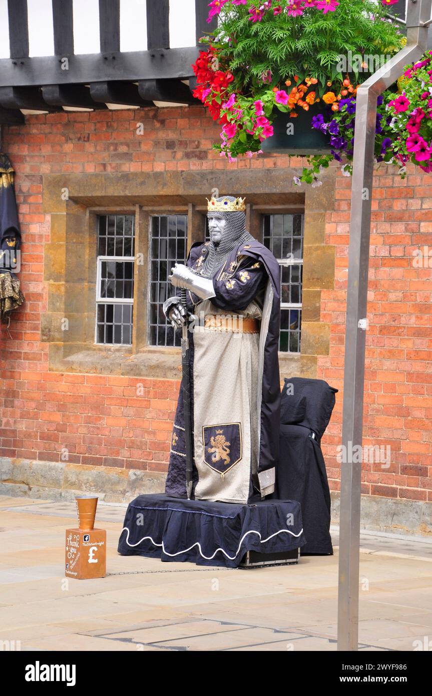 Eine menschliche Statue eines Ritters vor einem historischen Haus in Stratford auf Avon. Stockfoto